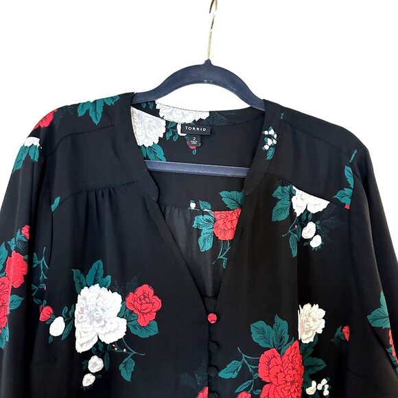 Torrid Womens Top Blouse Size 2 Black Red White Floral Like New Condition - Picture 1 of 2